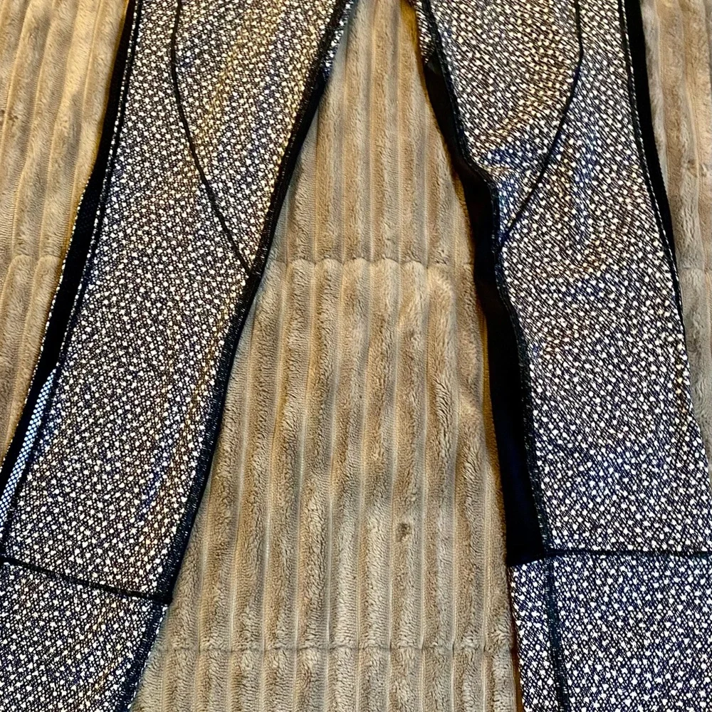 Lululemon Hit It Tight Athletic Women’s Black White Mesh Detail Sexy Pattern 2